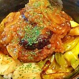 果実の酸味がクセになるグリルネギのハンバーグ丼